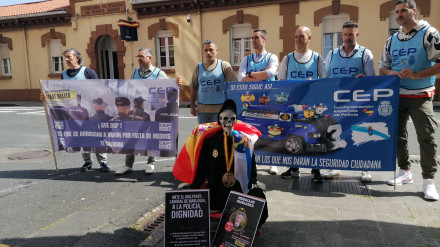 Agentes ante la comisaría de Ferrol-Narón con un esqueleto con un traje