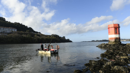 Foto de archivo de mariscadores de Pontedeume faenando