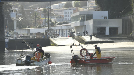 Foto de archivo de mariscadores de Pontedeume faenando