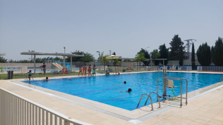 Vista del complejo de piscinas públicas al aire libre de Puerto Lumbreras