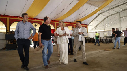 La alcaldesa de Granada, Marifrán Carazo, ha visitado este jueves el ferial