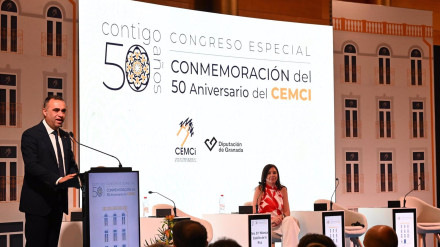 El presidente de la Diputación de Granada, Francis Rodríguez, interviene en el congreso del Cemci en presencia de su vicepresidenta cuarta, Mónica Castillo de la Rica