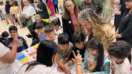 La delegada de la Xunta en Ferrol, Martina Aneiros, con escolares en Portanova