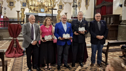 Los galardonados con los Premios Espinosa Cuadros, reciben sus galardones