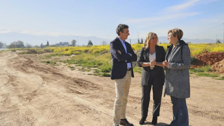 La alcaldesa de Granada, Marifrán Carazo, departe con los concejales de Urbanismo, Enrique Catalina, y de Movilidad, Ana Agudo