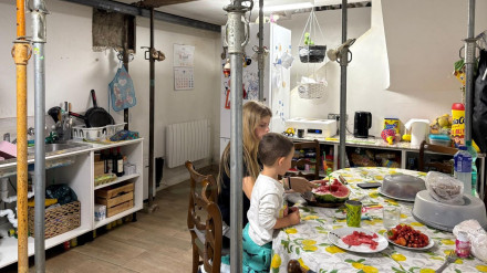 Zhanna Vityebska con su hijo en la cocina de la casa