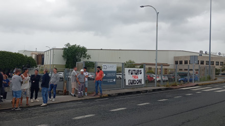 Los operarios se concentraron a las puertas de la empresa