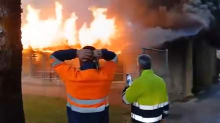 Trabajadores de Herrera de Pisuerga contemplan aterrados el espectacular incendio del Parque de Aves