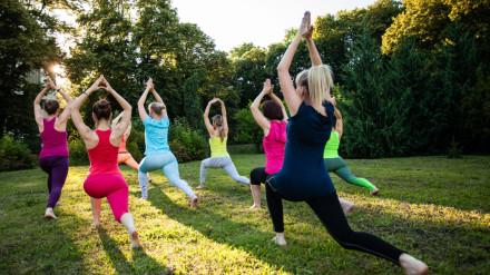 Mujeres haciendo yoga al aire libre