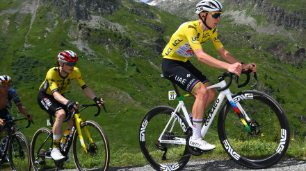 Tadej Pogacar junto a Jonas Vingegaard en la 7ª etapa del Dauphiné