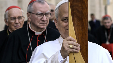 El Papa León XIV lleva una cruz mientras encabeza la procesión desde el Aula Pablo VI hasta la Basílica de San Pedro en la Ciudad del Vaticano con motivo del Jubileo de la Santa Sede
