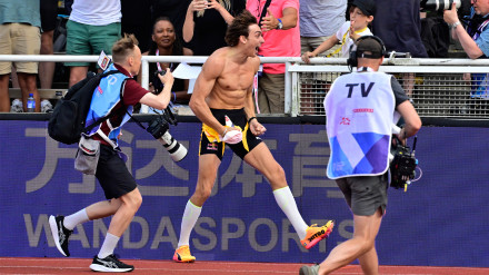 El saltador Armand Duplantis celebra su nuevo récord del mundo de salto con pértiga en la Diamond League