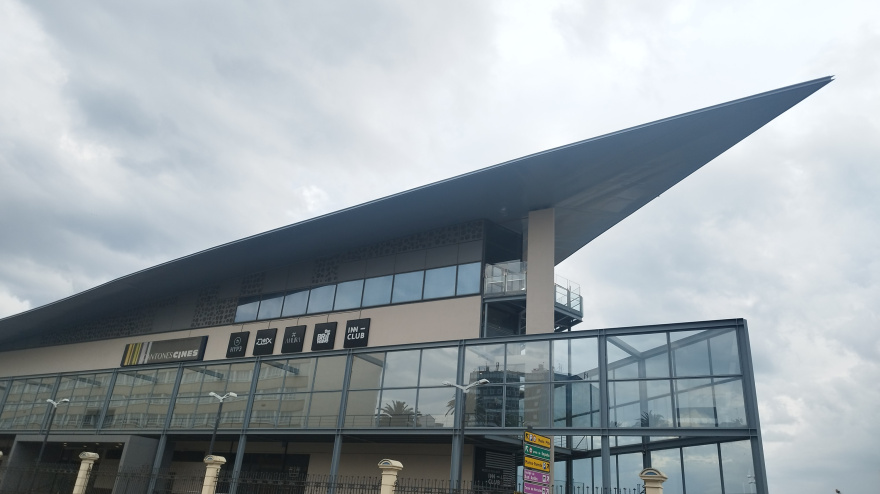 Edificio de Los Cantones con discotecas en A Coruña