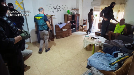 Los agentes durante la operación antidroga desarrollada en un piso de Águilas
