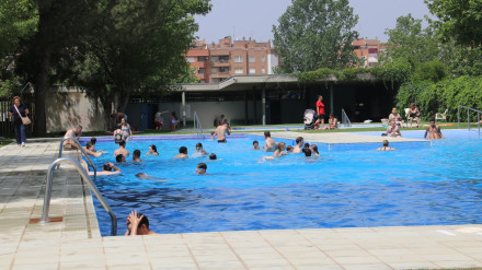 Primers banyistes de la temporada a les piscines del barri de Balàfia de Lleida