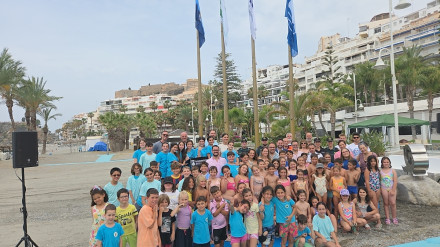 En las playas sexitanas y en el puerto deportivo Marina del Este ya ondean las banderas azules para la temporada de verano 2025