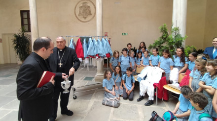 El Arzobispo de Granada, Monseñor Gil Tamayo, bendice los trajes de los seises