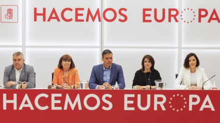 Ejecutiva del PSOE en 2022, con Santos Cerdán (primero por la izquierda) y Adriana Lastra (cuarta), junto a Pedro Sánchez, Cristina Narbona y Andrea Fernández