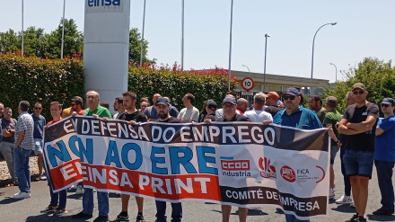 Trabajadores concentrados a las puertas de la empresa