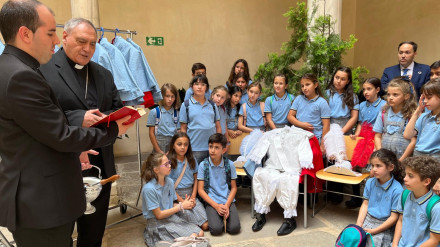 Los trajes han sido bendecidos este lunes por el arzobispo