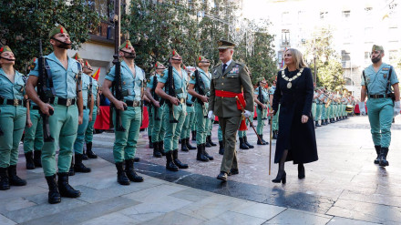 La alcaldesa de la ciudad, Marifrán Carazo, pasa revista ante La Legión durante la celebración del día de la Toma