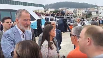 Zan le entrega una carta al Rey