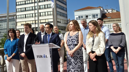 El alcalde con sus doce concejales en el balcón del Ayuntamiento