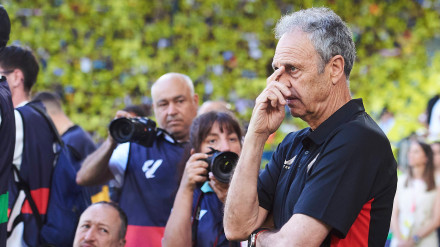 Joaquín Caparrós, durante uno de los partidos de la temporada 2024-2025 como entrenador del Sevilla