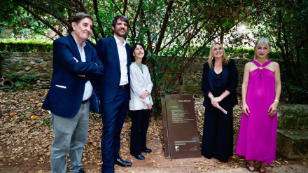 Acto de colocación de la placa conmemorativa de Coral Bracho, ganadora de la XXI edición del Premio Internacional de Poesía Ciudad de Granada Federico García Lorca
