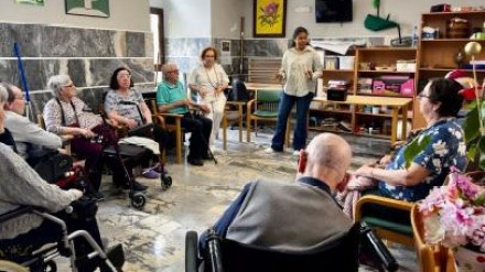 Mayores de la residencia de Tineo participan en el programa Érase una vez la lírica