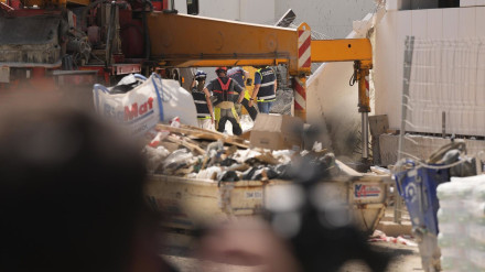 Los bomberos se afanan en rescatar el cadáver del obrero fallecido en Camas y se indagan las causas.POLITICA JOAQUIN CORCHERO / EUROPA PRESS