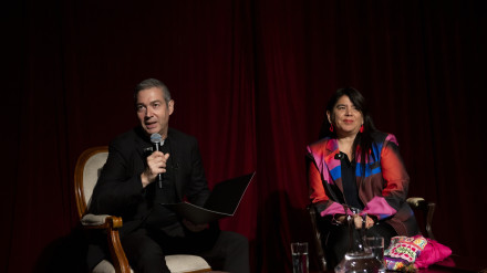 Mons. Jordi Bertomeu lee al finalizar la obra teatral de 'Proyecto Ugaz', la carta que envía el Papa