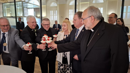 'Brindis' previo a la degustación de las fresas con nata de Oviedo por el Corpus
