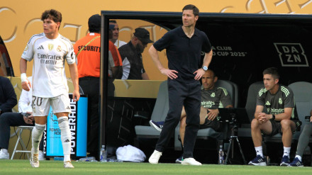 Xabi Alonso, junto a Gonzalo, en uno de los partidos del Real Madrid en el Mundial de Clubes