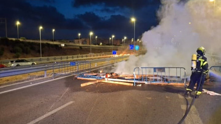 24/06/2025 Un bommbero sofoca una barricada en uno de los accesos a Cádiz por la huelga del metal.POLITICA ESPAÑA EUROPA ANDALUCÍASUBDELEGCIÓN DEL GOBIERNO