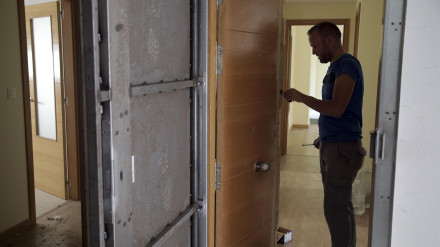 Puertas de un bloque de viviendas okupadas