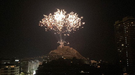 Imagen de la gran palmera de Hermanos Ferrández que inició la 'Nit de la Cremà'.