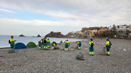 Así se limpiaron las playas de Almuñécar tras la celebración de la Noche de San Juan