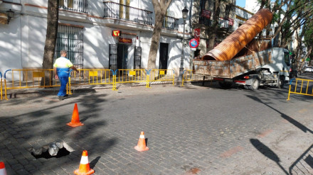Actuaciones de mejora en la red de saneamiento de la calle PorveraEl Ayuntamiento de Jerez de la Frontera (Cádiz), a través de la Delegación de Servicios Públicos, ha procedido a cortar el tráfico de la calle Porvera para realizar unas obras de mejora de la red de saneamiento. Se ha tomado esta medida tras comprobar que el fallo del colector antiguo ha provocado el hundimiento parcial de una parte de esta calle.POLITICA AYUNTAMIENTO DE JEREZ