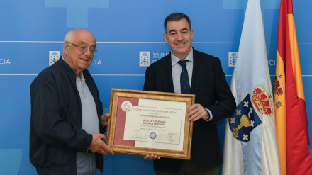 Román Rodríguez recibió de manos de Xulio Xiz su reconocimiento como 'Socio de Honra' del Belén de Begonte