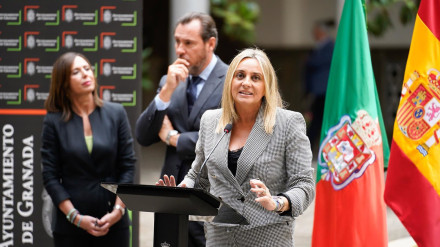 La consejera de Fomento, Rocío Díaz, el ministro de Transportes, Óscar Puente, y la alcaldesa de Granada, Marifrán Carazo, de izquierda a derecha