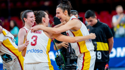 Alba Torrens junto a sus compañeras tras ganar a Chequia