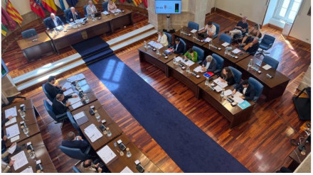 Sillones vacíos en el pleno de la Diputación Provincial de este martes