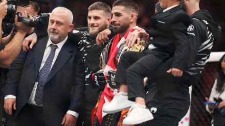 Ilia Topuria posa con sus dos cinturones de campeón de la UFC