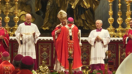 Don José abraza al Papa tras recibir el Palio. En el presbiterio ocuparon un lugar destacado los dos diáconos de nuestra archidiócesis, Carlos (segundo por la izquierda y Alejandro, primero por la derecha)
