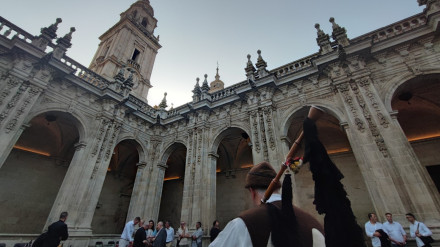 Óscar Pérez interpretando el himno del Antigo Reino de Galicia