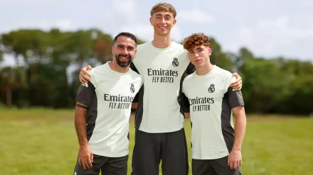 Víctor Muñoz junto a Carvajal y Huijsen en el Mundial