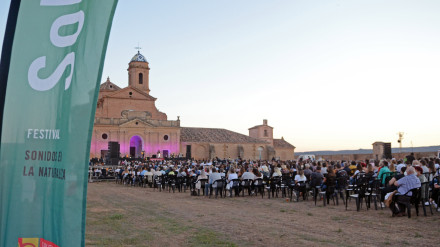 La sexta caravana del SoNna Huesca parte este sábadodesde Alquézar, rumbo a toda la provinciaLa caravana del SoNna Huesca 2025 inicia el próximo sábado en el espacio Vicente Baldellou de Alquézar (Somontano-Barbastro) su recorrido veraniego por la geografía altoaragonesa más sorprendente y recóndita. Desde el sábado 5 de julio hasta el próximo 13 de septiembre, el VI Festival Sonidos en la Naturaleza, que organiza la Diputación Provincial de Huesca, visitará las diez comarcas de la provincia de Huesca con propuestas atractivas para cada uno de los fines de semana del verano.El concierto inaugural  estará protagonizado por la actuación conjunta del aragonés Idoipe y la catalana María Rodés, que estrenan Monte perdido, un proyecto impulsado por el SoNna Huesca en el que los dos artistas abordan la mitología de Las Encantarias, unas hadas legendarias especialmente conocidas en la Ribagorza. Rodés e Idoipe han creado para el proyecto dos canciones (Monte perdido y Tot el mon) donde confluyen los estilos de ambos artistas. En el concierto en Alquézar, además de estrenar este doble single, la catalana y el aragonés interpretarán canciones de sus propios repertorios y realizarán versiones conjuntas especialmente creadas para este día.El fin de semana inaugural lo completa el concierto de Petisme en el Centro de Arte y Naturaleza (CDAN) de Huesca (Hoya de Huesca) el domingo a las 20.30 horas. El bilbilitano presenta en el CDAN Buñuel y el 27, un espectáculo literario y musical a ritmo de jazz, swing y foxtrot que recorre poemas y estilos musicales en un viaje a la España de la primera mitad del siglo XX a través de los protagonistas una generación irrepetible.El fin de semana siguiente, el telón itinerante del SoNna Huesca se levantará en Binaced (Cinca Medio) para una joven cantautora aragonesa emergente, EMMA, que presentará en el Museo del Milano Real su último trabajo, Gardenias, el sábado día 12. Al día siguiente, el festival se desplazará al Parque Forestal La Sierra de Ballobar (Bajo Cinca) para vivir el concierto del también joven dúo gallego Caamaño y Ameixeiras.Tras visitar cuatro comarcas distintas en sus dos primeros fines de semana, el SoNna Huesca hará un alto en la comarca del Cinca Medio para vivir los recitales del castellano leonés Dulzaro, que estará en la ermita de San José de Fonz el sábado 19 de julio, y el de los polacos GlassDuo, que montarán su espectacular arpa de cristal bajo la carrasca de Larredán en el Pueyo de Santa Cruz el domingo 20 de julio.Tres citas completarán el mes de julio. La primera correrá a cargo de la compañía EIA, que presentará en la ermita de la Ganza de Calasanz (Litera) su espectáculo de circo teatro La piedra de madera el viernes 25. Al día siguiente, la caravana del SoNna Huesca viajará hasta la Jacetania para vivir dos recitales consecutivos, el que protagonizará la catalana Alba Careta en Santa María de Iguácel de Jaca, y el que ofrecerán los hispano argentinos de Calequi y las Panteras el domingo 27 en el Hayedo de Abi de Aísa. Un tercio de espacios “nuevos”Prácticamente un tercio de los espacios seleccionados por la organización para este año se incorporan nuevos al SoNna Huesca, que sigue dando a conocer el territorio a propios y extraños. El festival descubrirá en 2025 escenarios como el hayedo de Abi (Aísa), la ermita de los Dolores de Monflorite, la aldea de Puy de Cinca (Secastilla), el paseo del Sifón de Albelda, la ermita de San José de Fonz, la ermita de Santa Águeda de Berbegal, la iglesia de San Miguel de Linás de Broto, los jardines del castillo de Larrés (Sabiñánigo) o el arco de la iglesia de San Pedro de Santalecina (San Miguel de Cinca); todos ellos debutantes en el festival.Pero el SoNna Huesca no solo descubre entornos, sino que ofrece un recorrido cultural por la música de raíz que se hace hoy en día en España. El festival recorrerá Aragón (con Petisme, Emma, Rosín de Palo, Copiloto y El Mantel de Noa), Madrid (con María de la Flor, Morochos y Travis Birds), Cataluña (con María Rodés, EIA, Alba Careta, Clara Peya o Gregotechno), Valencia (con Sandra Monfort), Murcia (con Maestro Espada), Galicia (con Caamaño y Ameixeiras), Euskadi (con Hutsun Txalaparta/Ortzi y La Bien Querida), Cantabria (con Casapalma), Castilla la Mancha (con Karmento), Baleares (con Marco Mezquida) y Castilla y León (con Dulzaro). Además de este recorrido ibérico, el SoNna Huesca nos invita a descubrir también en esta sexta edición a artistas procedentes de Polonia (Glassduo), Bosnia Herzegovina (Goran Bregovic), Argentina (Calequi y las panteras), Japón (Maïah Barouh) o el Reino Unido (Sam Lee), si resumimos la participación internacional. Tal y como resumió el diputado de cultura de la DPH, Carlos Sampériz, en la presentación del certamen, “el SoNna Huesca es mucho más que un festival. Es un proyecto cultural de referencia que reivindica la provincia vertebrando nuestro territorio a través de la música y acercando la cultura a todos los rincones del Alto Aragón. El SoNna además consigue proyectar una imagen contemporánea de nuestra provincia en el panorama cultural nacional”.Entradas e invitacionesLas entradas e invitaciones para poder disfrutar de casi una treintena de espectáculos de la sexta edición del Festival SoNna Huesca están a la venta desde el pasado 2 de junio en el portal www.dphuesca.es/festivalesLos conciertos previstos para clausurar el festival en la Cartuja Nuestra Señora de las Fuentes de Sariñena, con aforos para 2000 espectadores, serán los únicos que requerirán entrada en esta sexta edición del certamen, con un precio de 25€ si es anticipada y de 30€ si se adquieren en taquilla. Tanto las entradas para el concierto del bosnio Goran Bregovic el viernes 12 de septiembre, como el programa doble del sábado 13 de septiembre, que incluye los recitales de Travis Birds y La Bien Querida, pueden adquirirse a un precio de 25€ en la web de la DPH. Los menores de 8 años disponen también de entradas gratuitas en la web.Así pues, el festival Sonidos en la Naturaleza, SoNna Huesca, mantiene su carácter de certamen eminentemente gratuito y para el resto de las 25 citas que están previstas en la sexta edición del festival solo será necesaria la retirada de invitaciones, la mayoría con un coste de un euro, salvo en los casos de los dos espectáculos de formato mediano, con aforos de más de 400 espectadores, que costarán 3 euros. Son las actuaciones previstas los días 6 de julio y 8 de agosto. La primera es el espectáculo Buñuel y el 27 del aragonés Petisme en el Centro de Arte y Naturaleza (CDAN) de Huesca, al día siguiente de la inauguración del festival en Alquézar. El segundo es el concierto del catalán Guillem Gisbert en el castillo de Benabarre el día 8 de agosto. Si se quedara el aforo sin cubrir, se permitirá el acceso gratuito el día del espectáculo, por orden de llegada, salvo en los conciertos de la Cartuja.SoNna