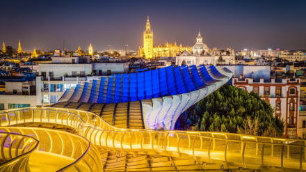 Ciudad de Sevilla iluminada.