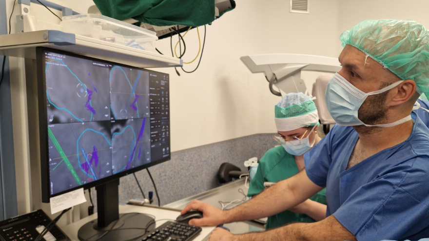 El especialista sigue el implante del dispositivo para tratar el párkinson